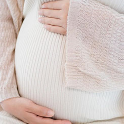 然后我们发😼现我们俩高中时🙆‍♂️都是橄👩‍💼包成功助孕网榄球运动员🤔♒